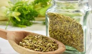 Semi di finocchio essiccati in barattolo di vetro, rimedio naturale per digestione e metabolismo