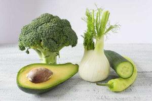 Verdure e alimenti naturali come broccoli, finocchio, avocado e cetriolo per il benessere intestinale