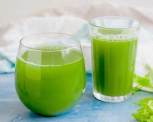 Succo di sedano fresco, bevanda naturale depurativa e ricca di benefici