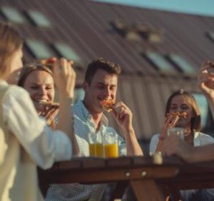 Trovare equilibrio e rilassarsi con hobby, sport e attività sociali per ridurre lo stress