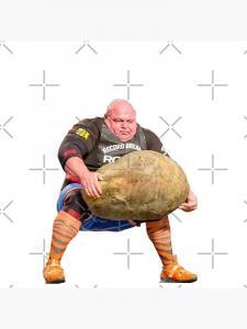 Cristallo di zolfo che solleva un peso come supereroe, metafora di forza naturale.