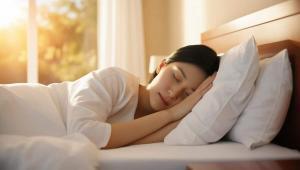 Qualità del sonno naturale con persona che dorme tranquilla in un ambiente luminoso e rilassante